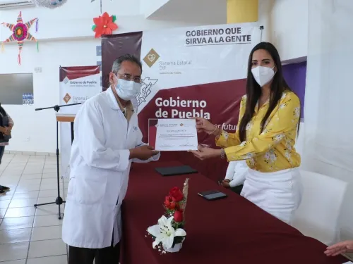 Reconoce SEDIF a personal de Casas de Asistencia