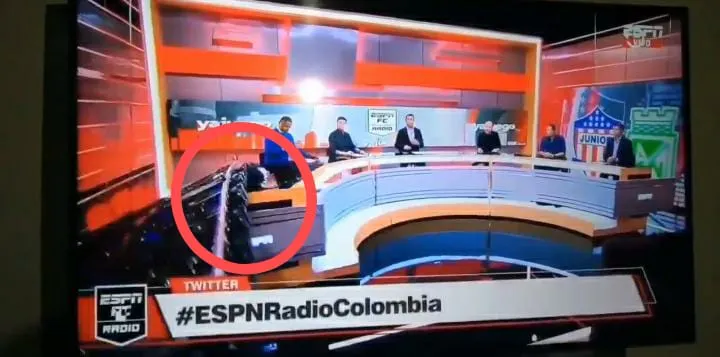 ¡Todo quedó en un susto! cae set encima de un periodista de ESPN