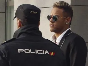 Pide Fiscalía procesar a Neymar, a su padre y a Sandro Rosell, por fichaje