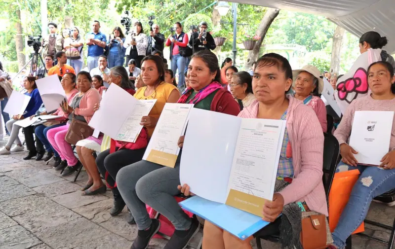 59 mujeres de Atlixco reciben título de propiedad de manos de Ariadna Ayala y Víctor Suárez