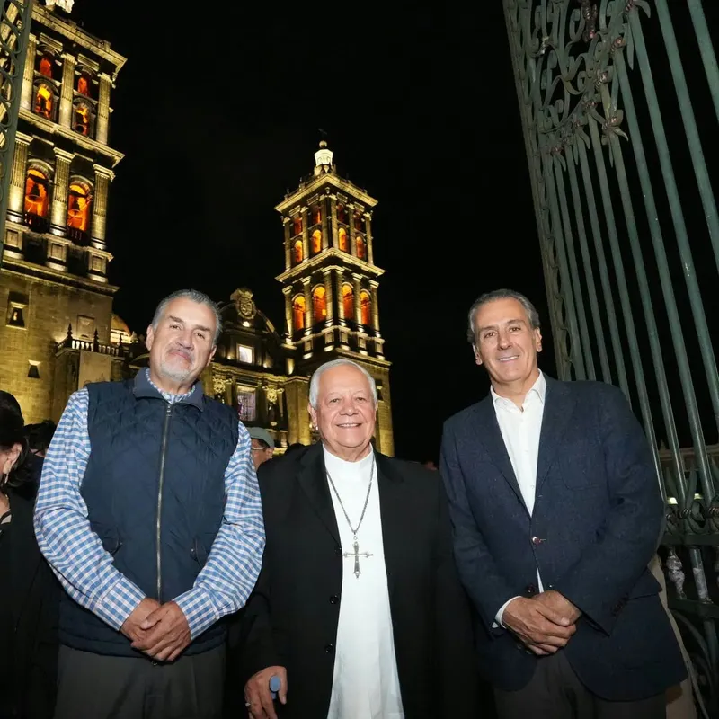 Francisco Rodríguez, secretario general de Gobierno del Ayuntamiento de Puebla; Pepe Chedraui, presidente municipal de Puebla, y Víctor Sánchez, administrador apostólico de la Arquidiócesis de Puebla. Foto: Especial