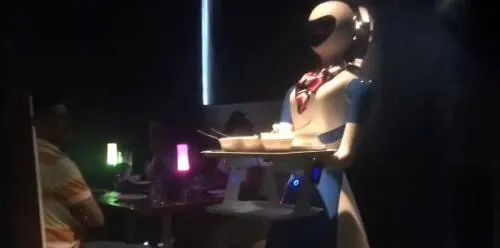En este restaurante indio los meseros son robots