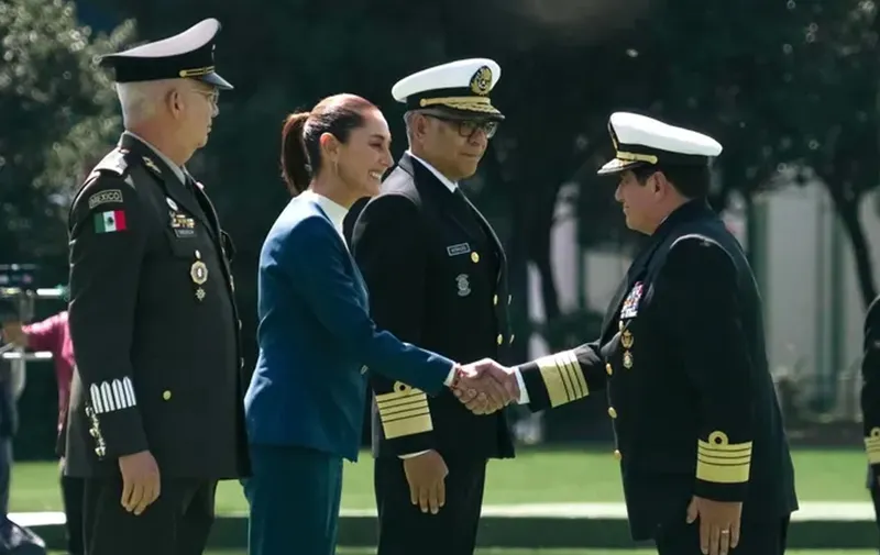 Claudia Sheinbaum Pardo recibe salutación de las Fuerzas Armadas Mexicanas como primera presidenta de México y comandanta suprema