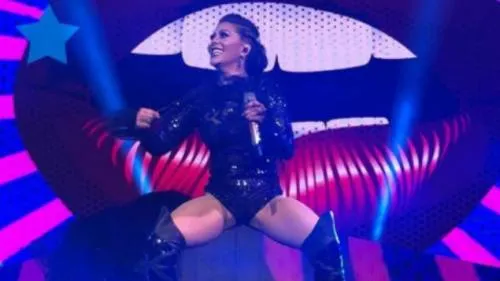 Alejandra Guzmán se besa con uno de sus músicos durante concierto
