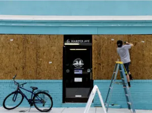 ‘Matthew’ llega a Florida, inicia senda por costa este de EUA