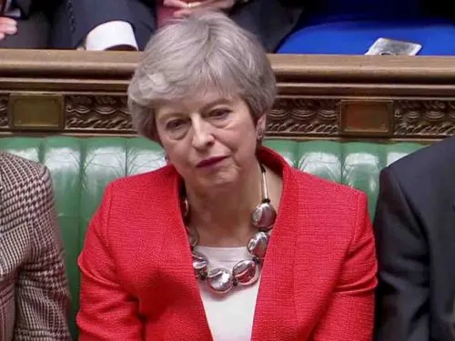 Renuncian tres funcionarios de Theresa May por el Brexit