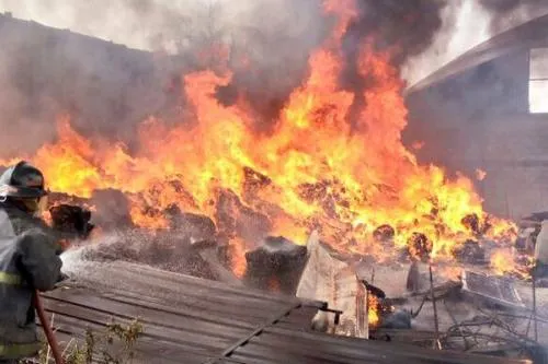 Se incendia bodega en San Miguel Xonacatepec