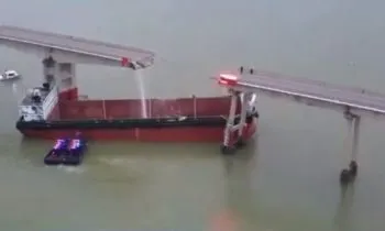Tragedia en China: buque de carga parte en dos un puente y dejan víctimas mortales