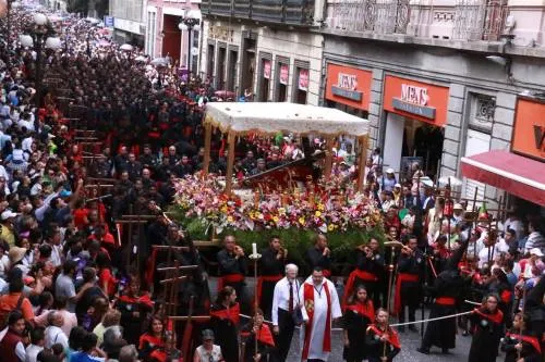 Más de 170 mil personas participan en la XXVII Procesión de Viernes Santo