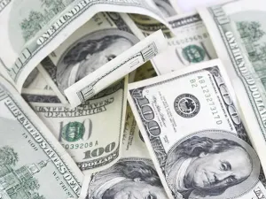 Dólar se vende en máximo de 21.00 pesos en el AICM