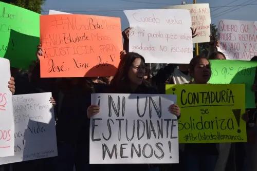 Universitarios se manifestaron en el Congreso del Estado