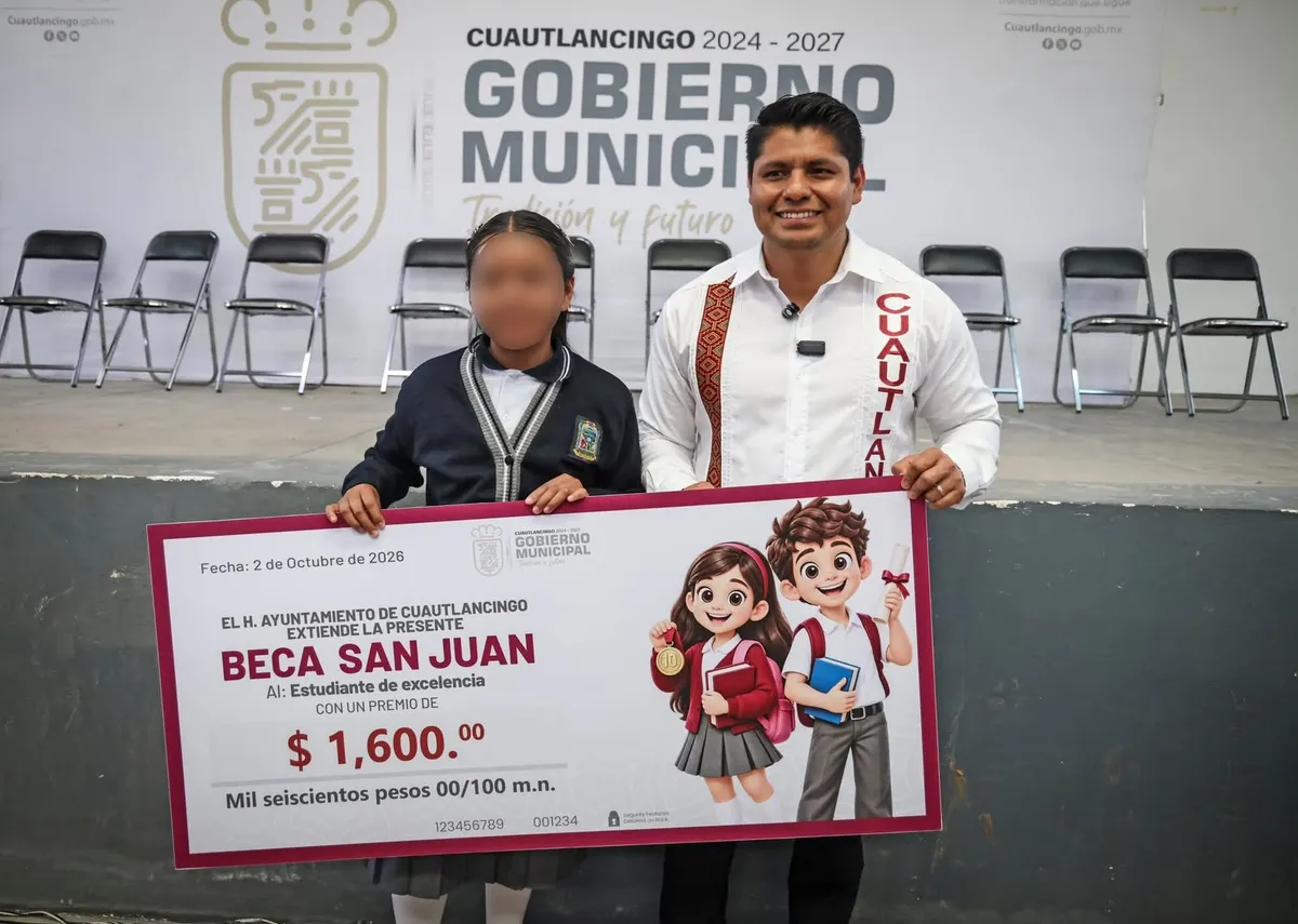 Cuautlancingo reconoce a 63 estudiantes con promedio de 10 y entrega Becas San Juan