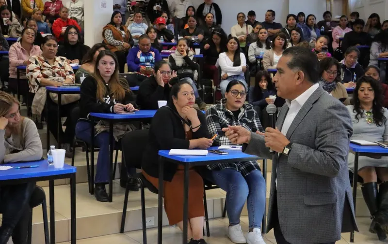 Capacitan a comités escolares de Cuautlancingo para fortalecer la participación de las familias