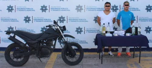 Asegura policía municipal de Puebla a dos probables asaltantes de tienda Oxxo