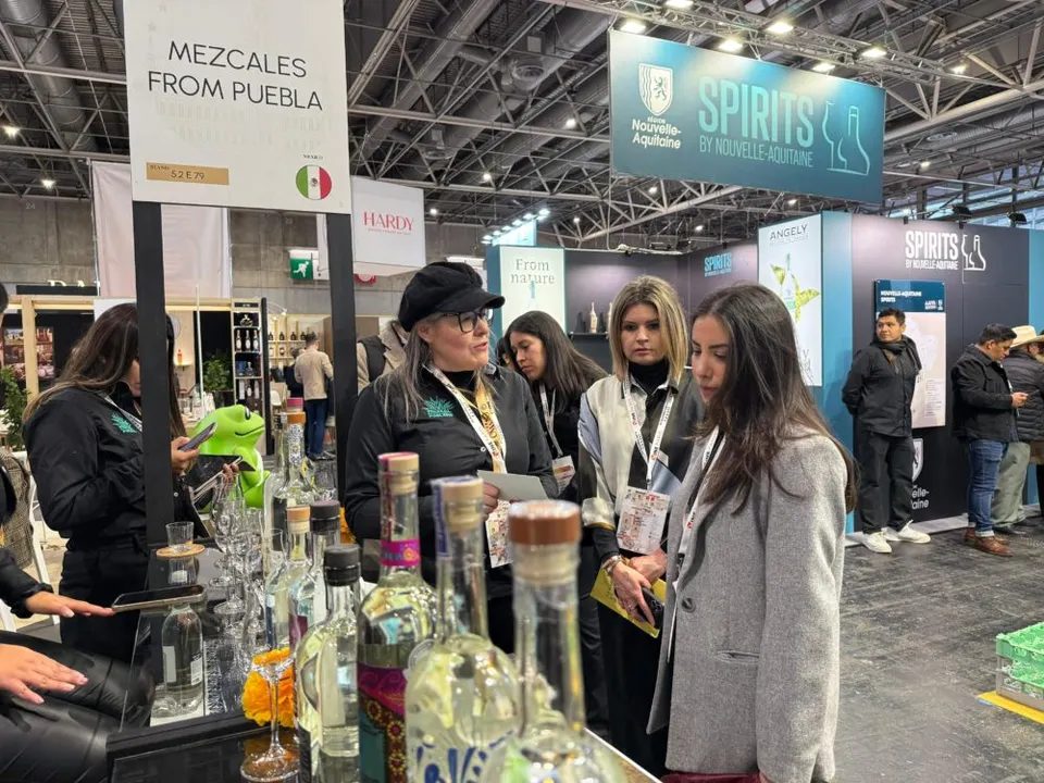 Gobierno estatal impulsa mezcal poblano en “Wine Paris 2025”