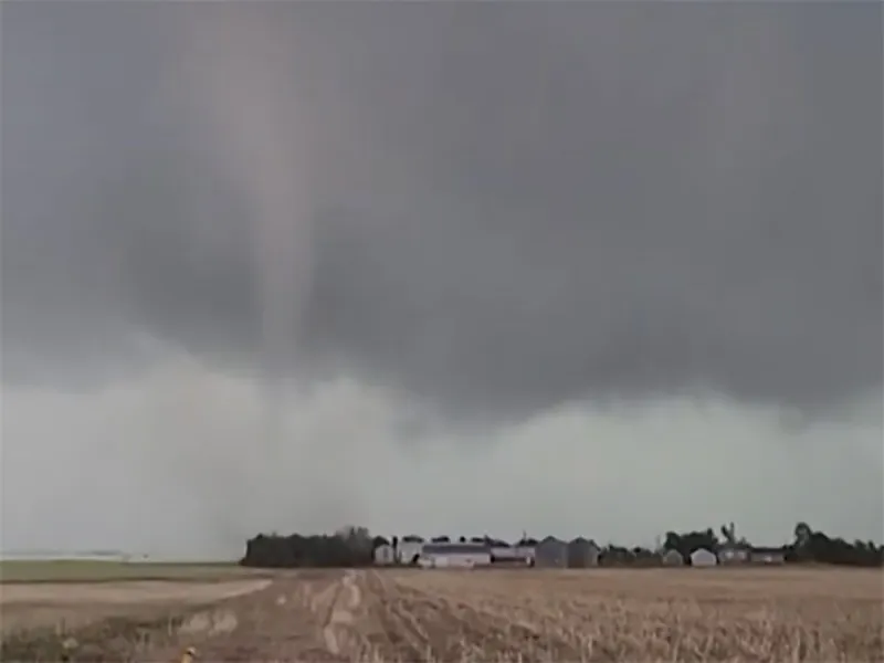 Tornado causa destrozos en ciudad de Kansas; habitantes graban video