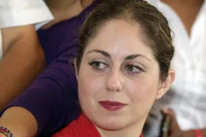 Isabel Allende muestra tibia actitud contra promoción de panistas