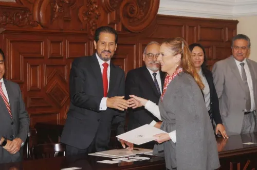 Entrega Esparza Ortiz 172 definitividades a académicos, entre ellos a Beatriz Gutiérrez
