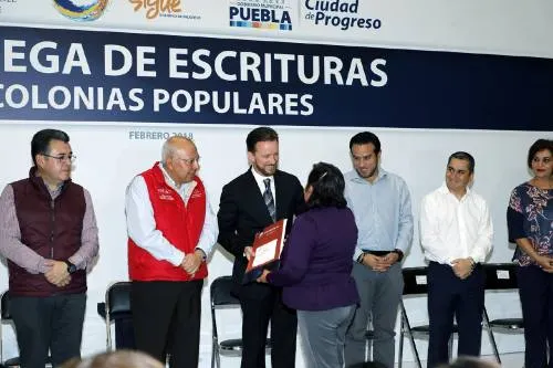 Luis Banck entregó escrituras a vecinos de colonias populares