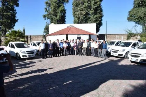Entrega Luis Alberto Arriaga unidades utilitarias a ediles de las 13 juntas auxiliares