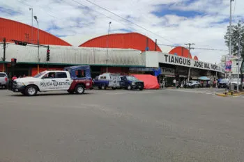Falsos agentes de la FGR generan caos en mercado Morelos: revisan locales y amedrentan comerciantes