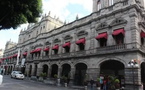 Paristas se van por fin de palacio municipal