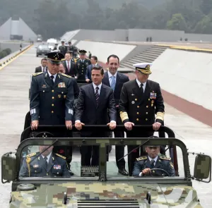 EPN encabeza clausura de cursos en Colegio Militar