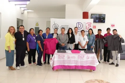 Entregan uniformes a personal médico del DIF de San Pedro Cholula