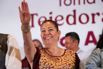 Rinde protesta Laura Artemisa García como “tejedora de la Patria”