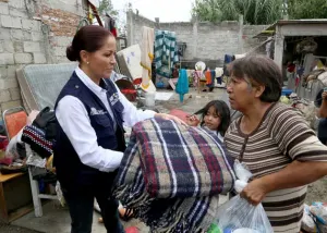 Dinorah López entregó apoyos a familias afectadas por lluvias