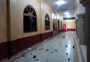 En disturbios apedrean Palacio Municipal de Ajalpan
