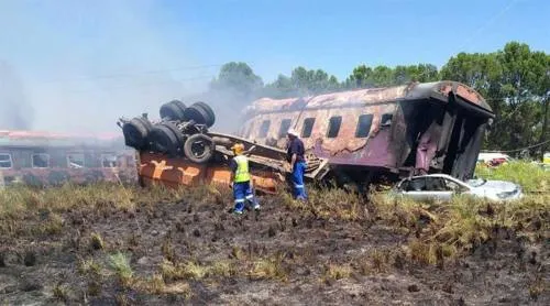Accidente de tren en Sudáfrica deja al menos 12 muertos