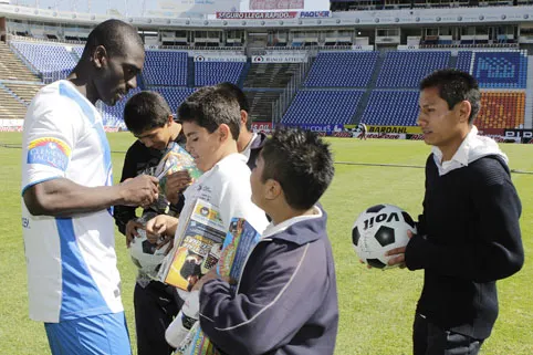 Jugadores de La Franja entregan juguetes a niños del SMDIF