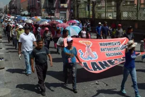 Antorcha toma calles de la ciudad; piden infraestructura a Moreno Valle