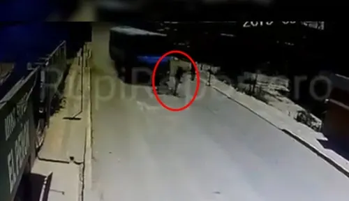 Ciclista se salva de ser atropellado por transporte público