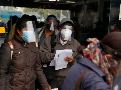 Perú prohíbe reuniones y regresa toque de queda por rebrote de covid