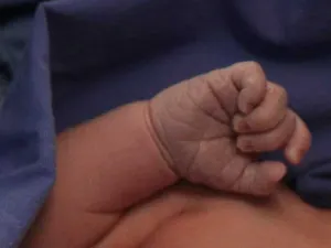 Mujer de Argentina intenta matar a su bebé apuñalándolo en el cuello