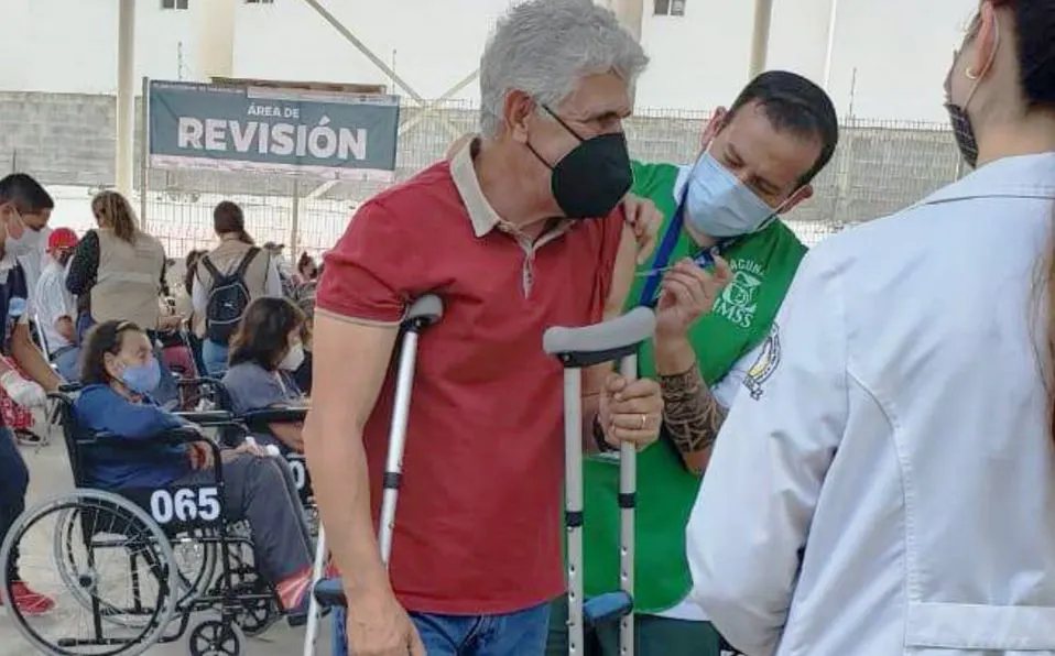 El “Tuca” Ferreti se vacuna contra Covid-19, agradece atención