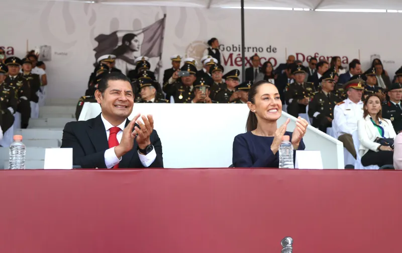 Sheinbaum presencia Desfile del 5 de Mayo en Puebla: