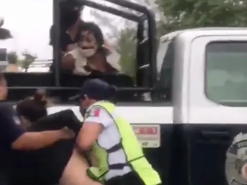 Detiene policía a manifestantes en Puerto Morelos