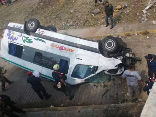 Tres muertos y siete heridos tras volcadura en la México-Pirámides