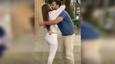 Momento en el que YosStop es liberada y se reencuentra con su familia