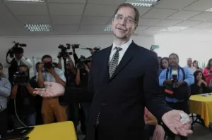 Basave amenaza con renunciar si no hay alianza con el PAN en Tlaxcala y Puebla