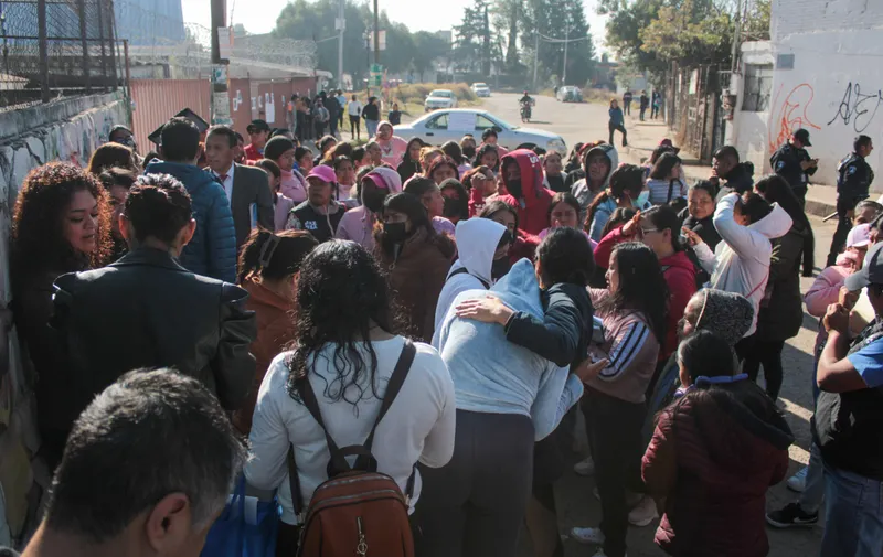 Padres de familia protestan en primaria "Revolución Mexicana" por presunto acoso contra alumnas