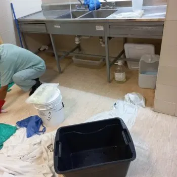 VIDEO ¡Nueva falla en el IMSS La Margarita!, ahora se rompe el desagüe del quirófano