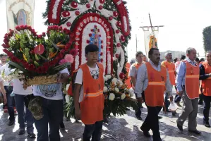 Poblanos peregrinan a la Basílica de Guadalupe