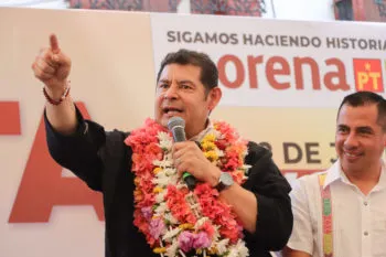 En Cuetzalan, Armenta acusa de tirano al alcalde; analiza reactivar Tren Turístico Puebla-Cholula