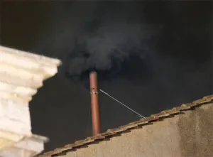 Primera votación en Vaticano termina con fumata negra