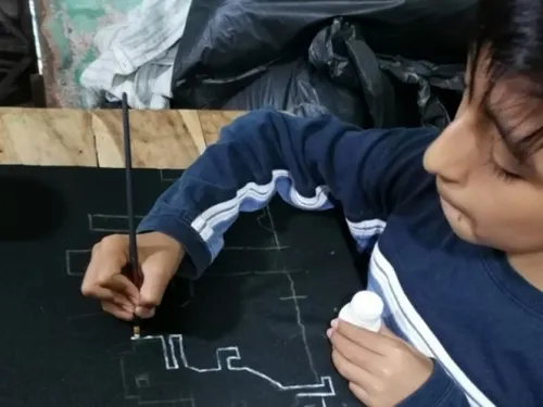 A sus 10 años…Eliasaf cose y vende mochilas para sus clases