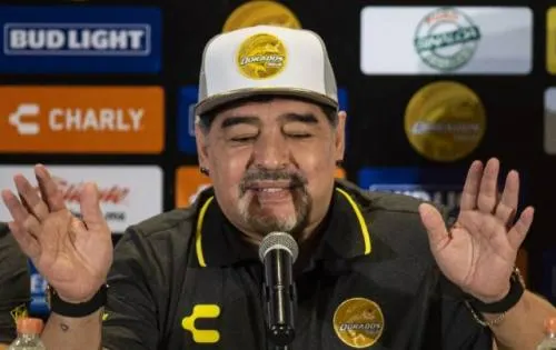 Maradona hizo nuevamente de las suyas en la rueda de prensa de su presentación (Video)